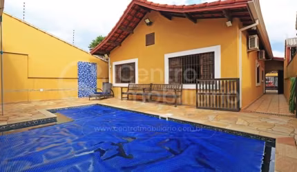 CASA à venda com piscina e 3 quartos em Peruíbe, no bairro Jardim Beira Mar
