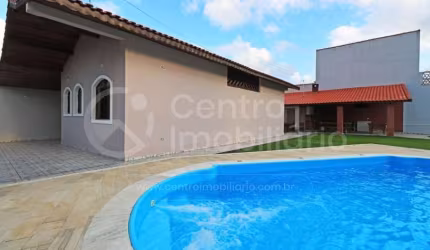 CASA à venda com piscina e 3 quartos em Peruíbe, no bairro Parque Balneario Oasis