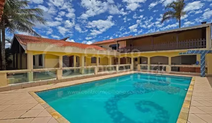 CASA à venda com piscina e 3 quartos em Peruíbe, no bairro Jardim Três Marias