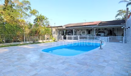 CASA à venda com piscina e 3 quartos em Peruíbe, no bairro Jardim Somar