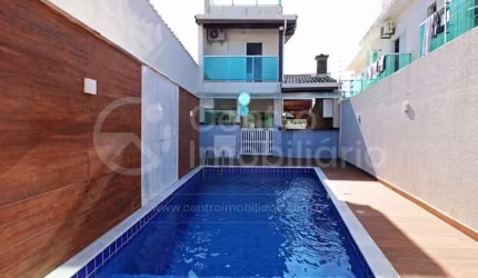 CASA à venda com piscina e 4 quartos em Peruíbe, no bairro Centro