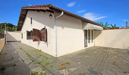 CASA à venda com 3 quartos em Peruíbe, no bairro Centro