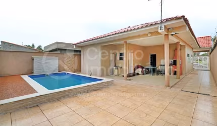 CASA à venda com piscina e 3 quartos em Peruíbe, no bairro Jardim Beira Mar