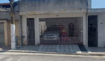 Quintal com 3 casas, ideal para alugar e ter uma renda.