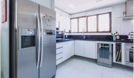 Apartamento para aluguel e venda tem 230 metros quadrados com 3 quartos