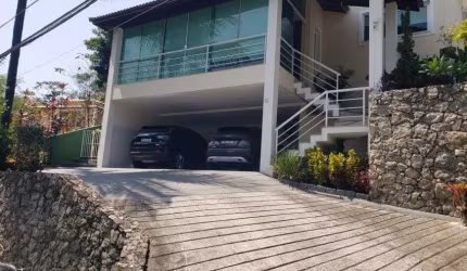 Casa de Alto Padrão em Condomínio na Região Oceania