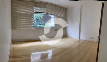 Apartamento com 3 Quartos e 1 banheiro à Venda, 140 m² por R$ 840.000