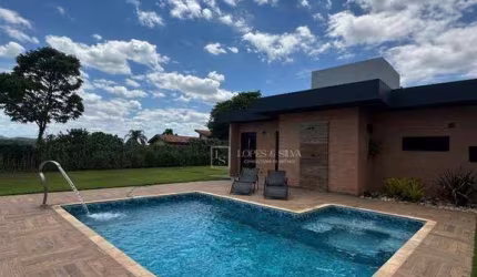 Casa 3 Suítes à Venda no Condomínio Shamballa III, Aibaia, SP.