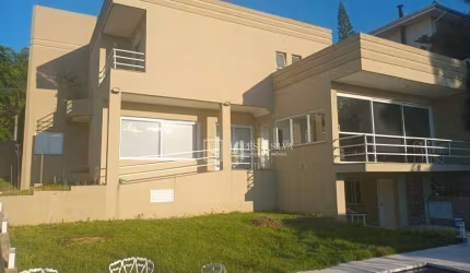 Casa com 3 Suítes disponível para locação  ou venda no Condomínio Arco Íris, Atibaia, SP.