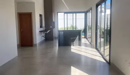 Vendo casa com piscina em Condomínio fechado 3 suítes, Uberlândia