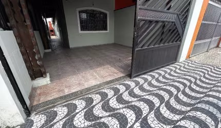 Casa Geminada! 2 Dormitórios 1 Suíte! Ótima Localização