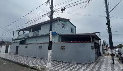 Linda Casa com Salão comercial em Praia Grande!