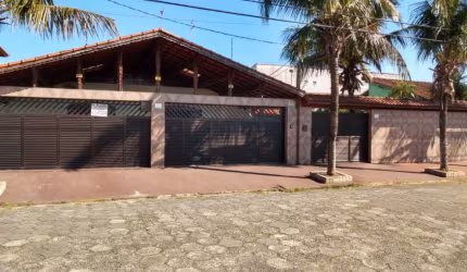 CASA Á VENDA ISOLADA, AREJADA E ENSOLARADA! EM PRAIA GRANDE