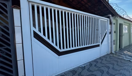 Casa Geminda á Venda em Praia Grande!