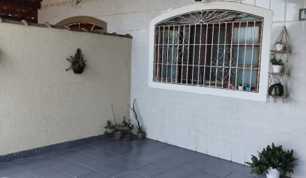 Casa Geminada! 2 Dormitórios 1 Suíte! Ótima Localização