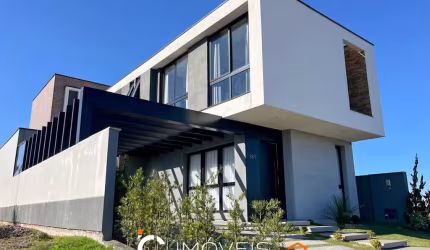 Excelente Casa no Bairro Ponta Aguda em Blumenau com 3 Dormitórios (3 suítes) e 325 m²