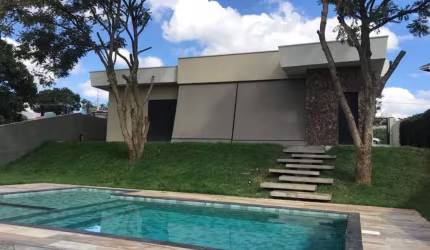 Linda chácara com fachada diferenciada em Terras de Itaici com três suites,sendo uma master com closet em Indaiatuba.