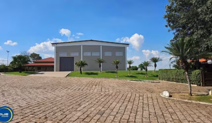 GALPÃO INDUSTRIAL E COMERCIAL COM ESCRITÓRIO E ESTACIONAMENTO