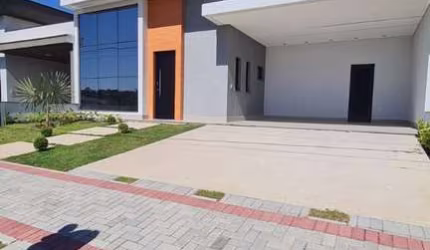 Linda casa térrea com três suítes e piscina no condomínio Jardim Laguna em Indaiatuba.
