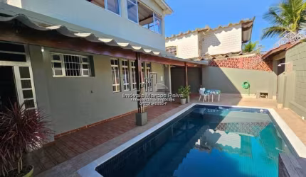 CASA ESPETACULAR A 20 METROS DA PRAIA – COM PISCINA, LAZER E CONFORTO!