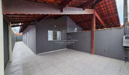 Casa com 2 dormitórios, no bairro Jussara em Mongaguá.