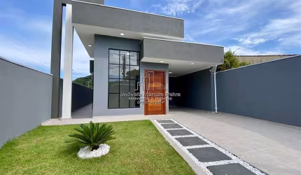 Casa de alto padrão, com 3 dormitórios, closet, piscina.
