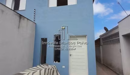 Sobrado novo com 2 dormitórios, em Mongaguá.