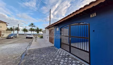 Casa com 3 dormitórios, apenas 30m da praia.