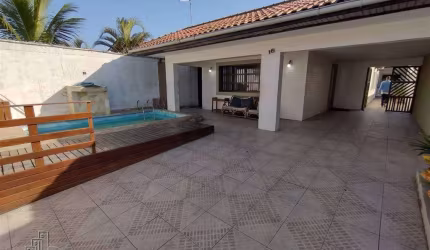 Linda casa de frente para a praia.... 
Otima localizaçao