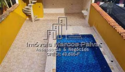 Casa com piscina lado praia.