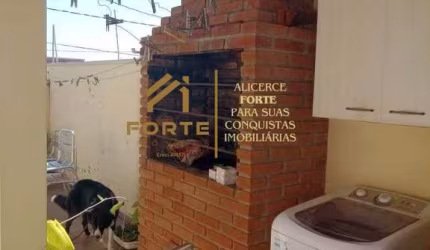 Casa Padrão - Esquina - Em uma das mais movimentadas ruas de Botucatu