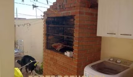 Casa Padrão - Esquina - Em uma das mais movimentadas ruas de Botucatu