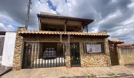 A casa ideal para você e sua família, com 250m² de construção e 3 suítes, casa aconchegante e local