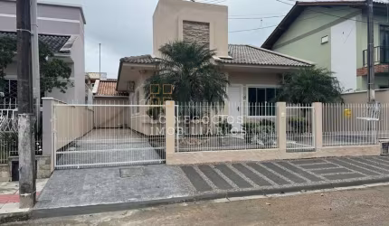 Casa à venda no bairro Madri - Palhoça/SC