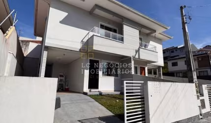 Sobrado à venda no bairro Potecas - São José/SC
