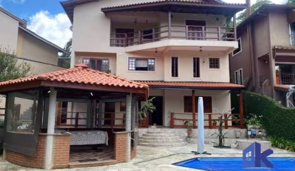 Luxuosa casa em condomínio à venda em Itapevi-SP, bairro Transurb: 4 quartos, 2 suítes, 3 salas, 6 banheiros, 4 vagas, 506m².