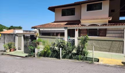 Casa 3 quartos, 1 suíte, terraço com vista Prox. entrada de Itacoatiara, pronta pra morar!