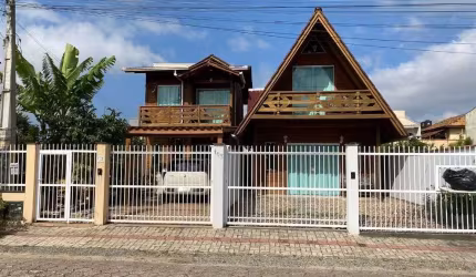 Casa com 4 dormitórios à venda, 200 m² por R$ 980.000,00 - Meia Praia - Navegantes/SC