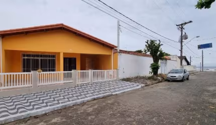 Sobrado lado praia no bairro Campo Eliseos, em Itanhaém-SP