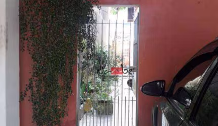 Sobrado com 3 dormitórios, 4 banheiros e 2 vagas de garagem.