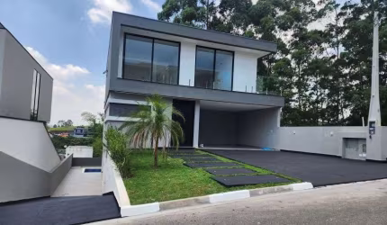 CASA DE CONDOMÍNIO FECHADO COM 4 DORMITÓRIOS Á VENDA NO ARUJÁ DIRETO COM O PROPRIETÁRIO