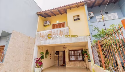 Casa à venda na Rua Moacyr Godoy Ilha, 130, Guarujá, Porto Alegre por R$ 509.000