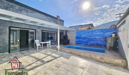Casa isolada com piscina na quadra da praia  com 3 dormitórios à venda, 250 m² por R$ 784.000  Solemar  Praia Grande SP