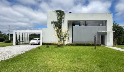 Casa semi-mobiliada em condomínio.