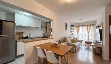 Apartamento andar alto e vaga coberta.