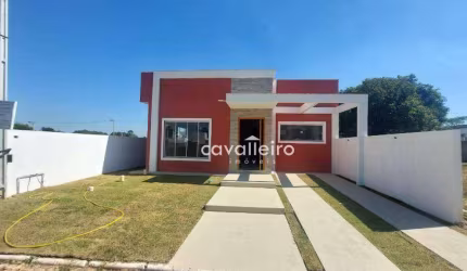 Casa com 03 quartos, sendo 01 suíte em condomínio próximo ao centro de Maricá!