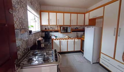 Casa com 3 dormitórios à venda por R$ 650.000