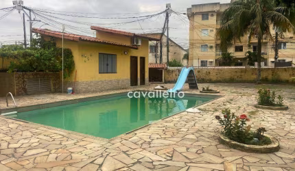 Casa com 2 quartos e edícula em terreno multifamiliar com quase 600m2 à venda no Mumbuca ao lado do Centro de Maricá