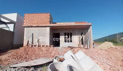 Casa com 3 quartos, sendo 1 suíte, com 99 m²,  à venda por R$ 600.000 - Ubatiba - Maricá/RJ