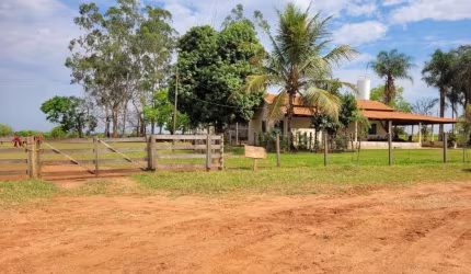 FAZENDA DUPLA APTIDÃO COM 80 ALQUEIRES EM ITARUMÃ - GO